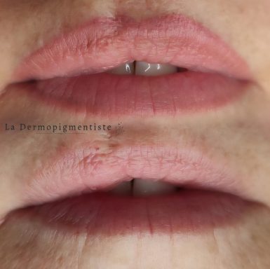 Lèvres légèrement fendues avec un aspect naturel, nuances de rose.